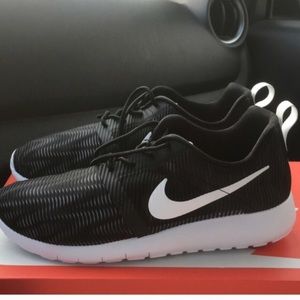 Black nike shoes